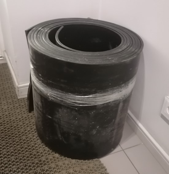 В роли полотна для гусениц использую транспортерную ленту 12мм.