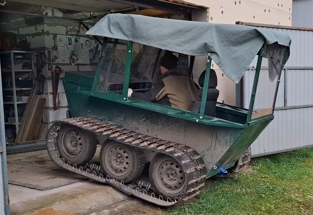 Первый въезд с кабиной на вездеходе в гараж.