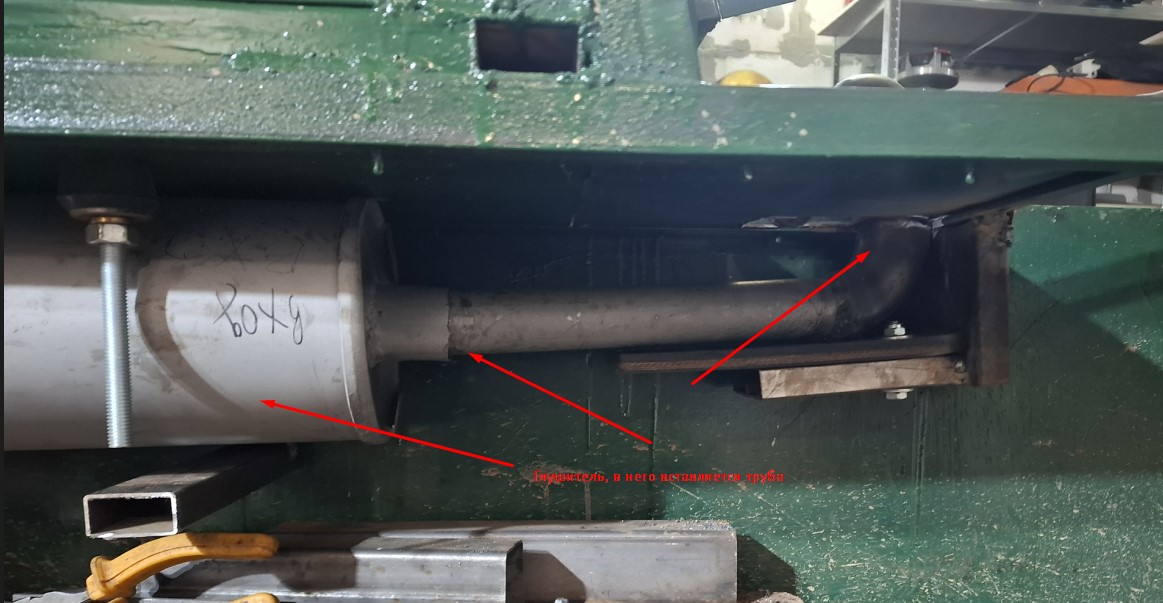С двигателя выхлоп под правое крыло.